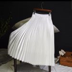 baltas klostuotas sijonas